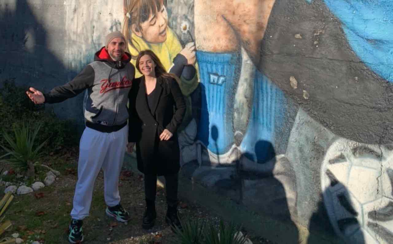 Mario Casti e Dalma Maradona al murales del Centro Paradiso di Soccavo