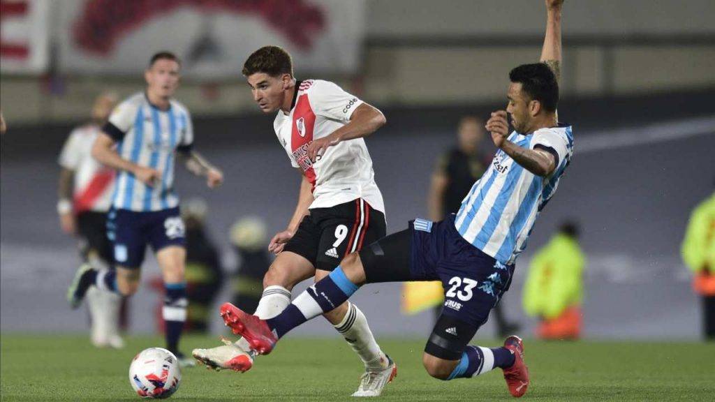 Julian Alvarez con la maglia del River Plate