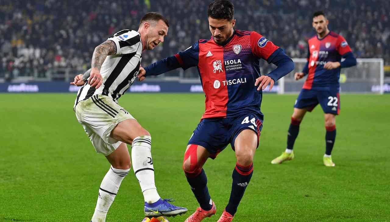 Bernardeschi affronta l'avversario