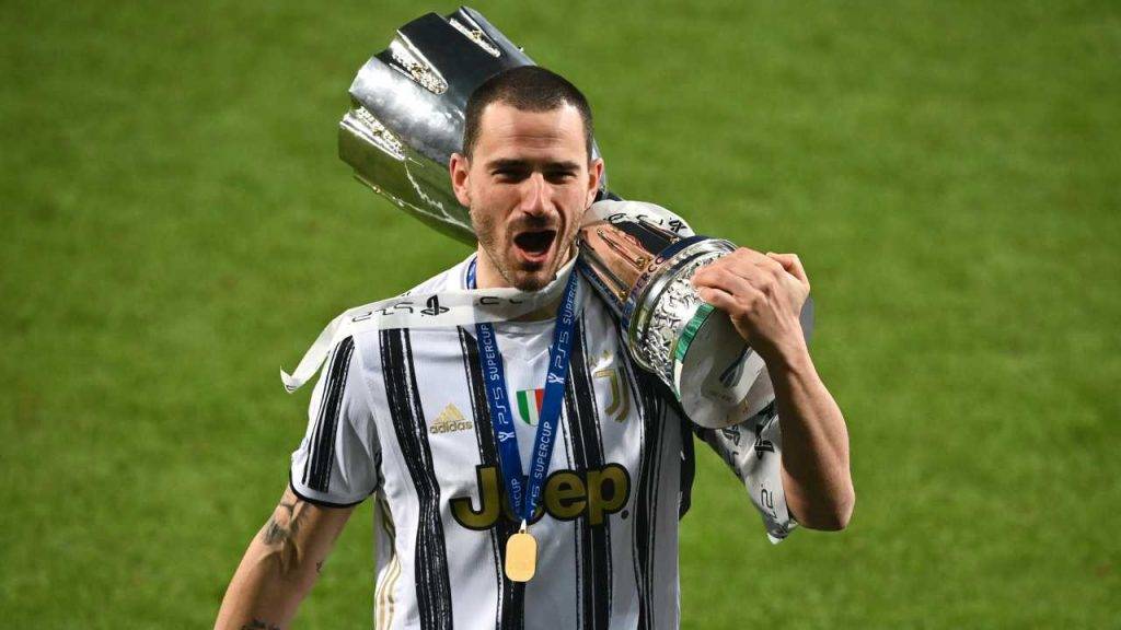 Leonardo Bonucci con la Supercoppa