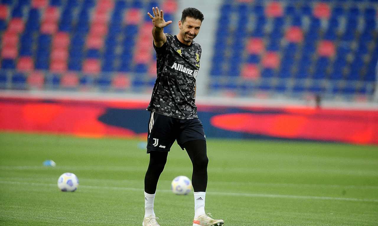 Buffon saluta
