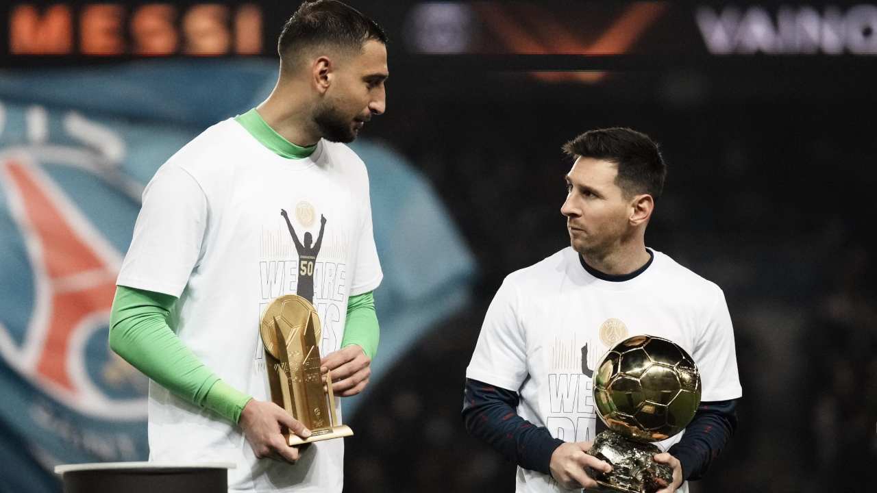 Donnarumma e Messi chiacchierano a centrocampo