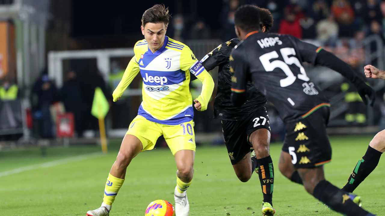 Dybala in azione contro il Venezia