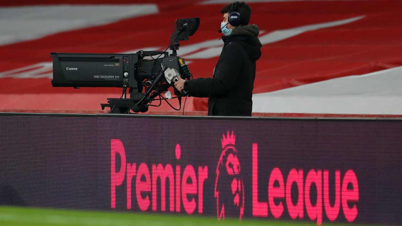 Logo Premier League e telecamera bordocampo