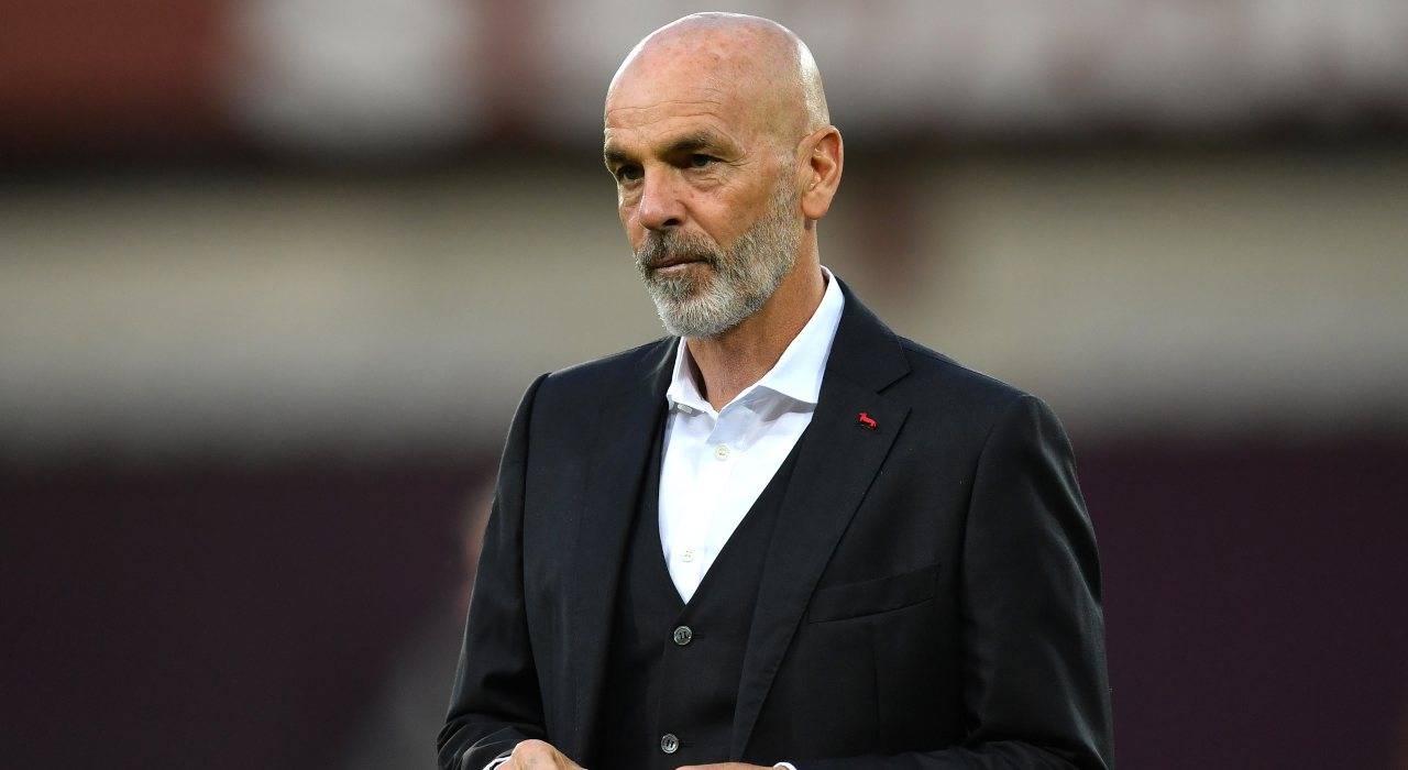 Stefano Pioli osserva durante le fasi di gioco