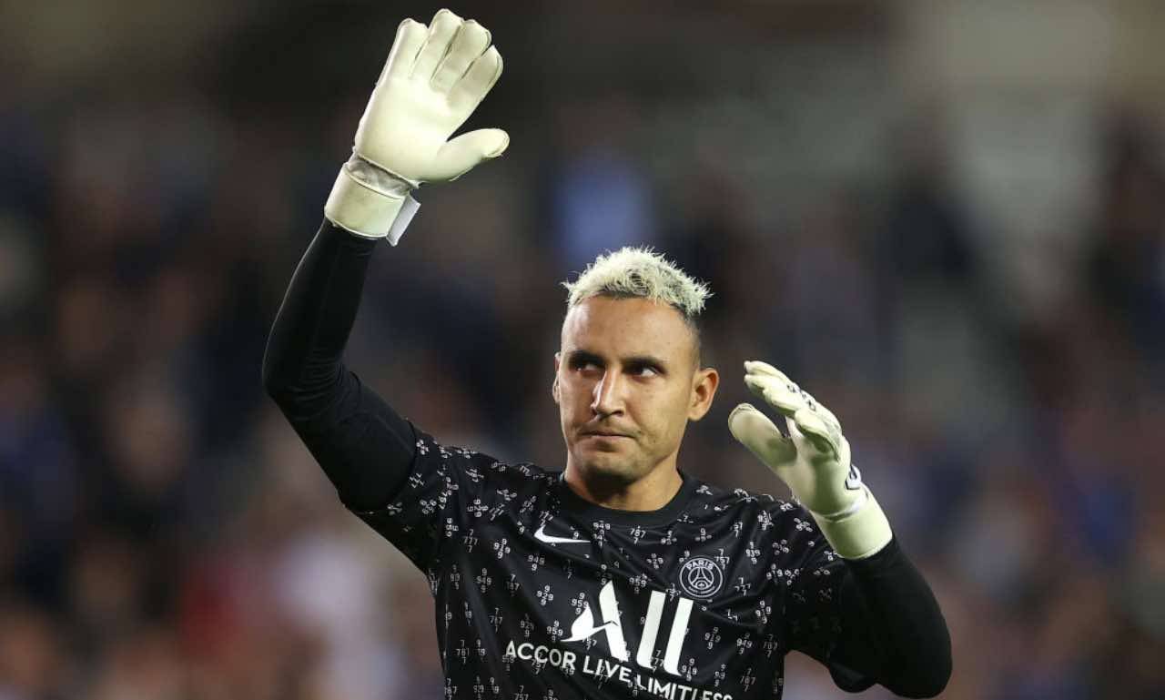 PSG, Keylor Navas saluta i tifosi dal campo 