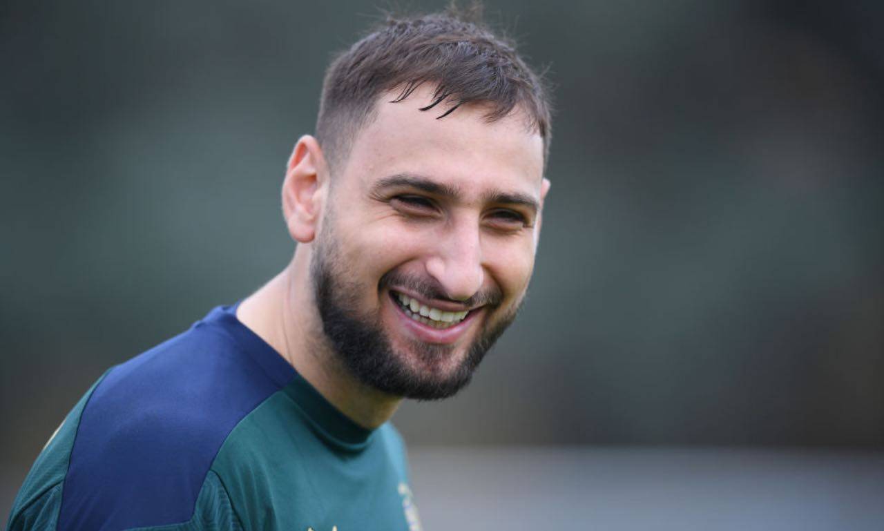 Gigio Donnarumma sorridente con la Nazionale italiana 