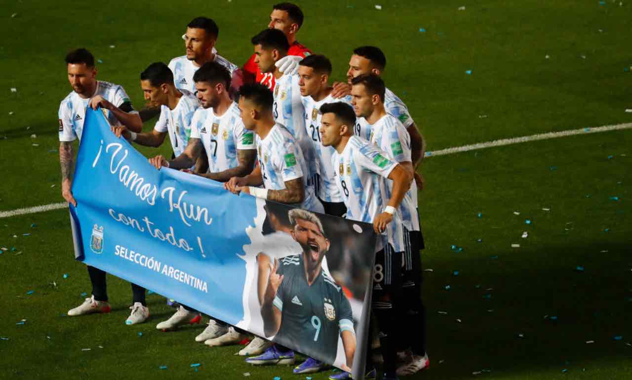 I compagni di Aguero gli dedicano uno striscione con l'Argentina