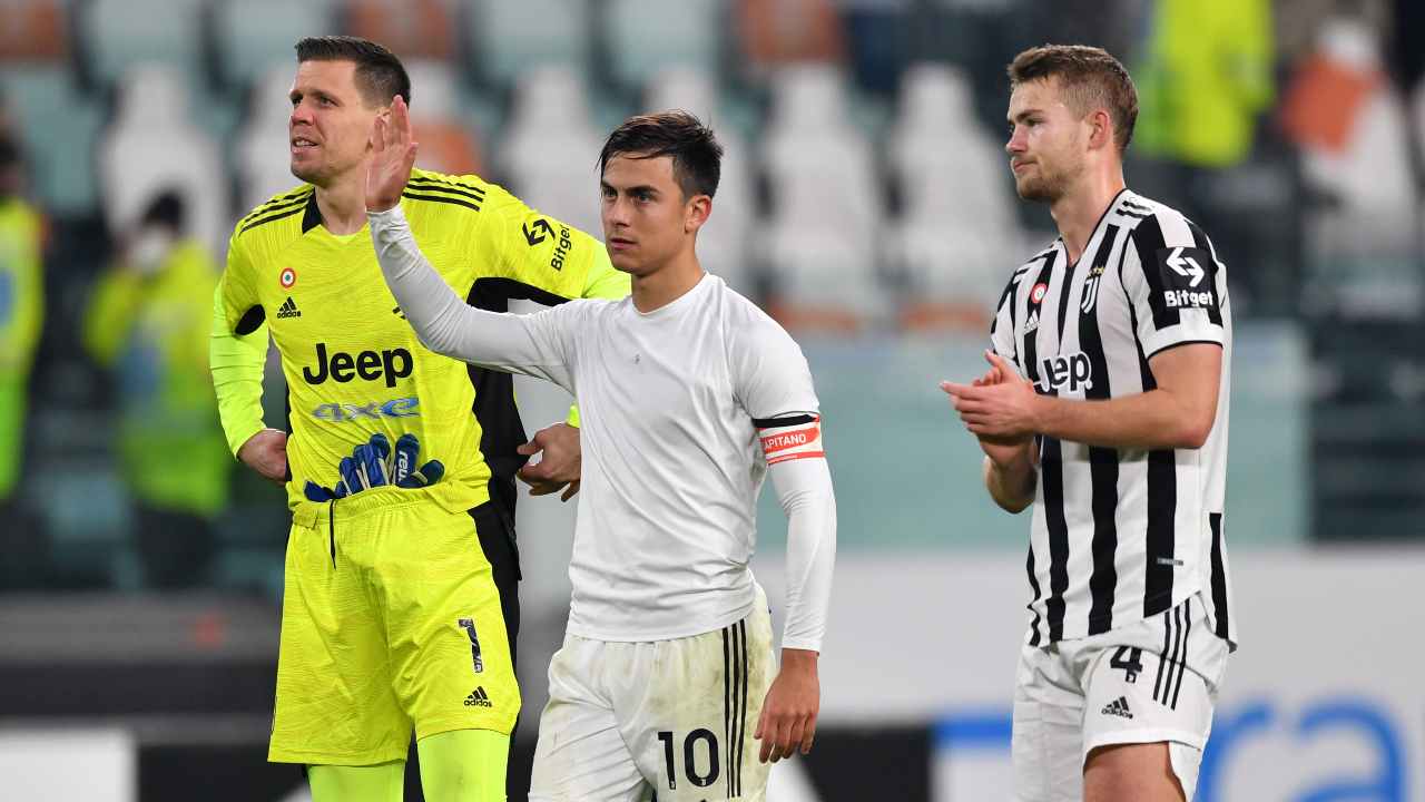 Paulo Dybala, Matthijs de Ligt e Wojciech Szczesny camminano Juve