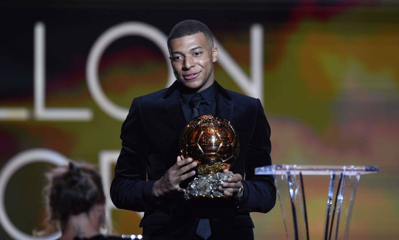 Kylian Mbappé durante la premiazione del Pallone d'Oro