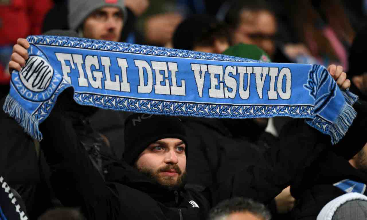 Un tifoso del Napoli mostra una sciarpa allo stadio 