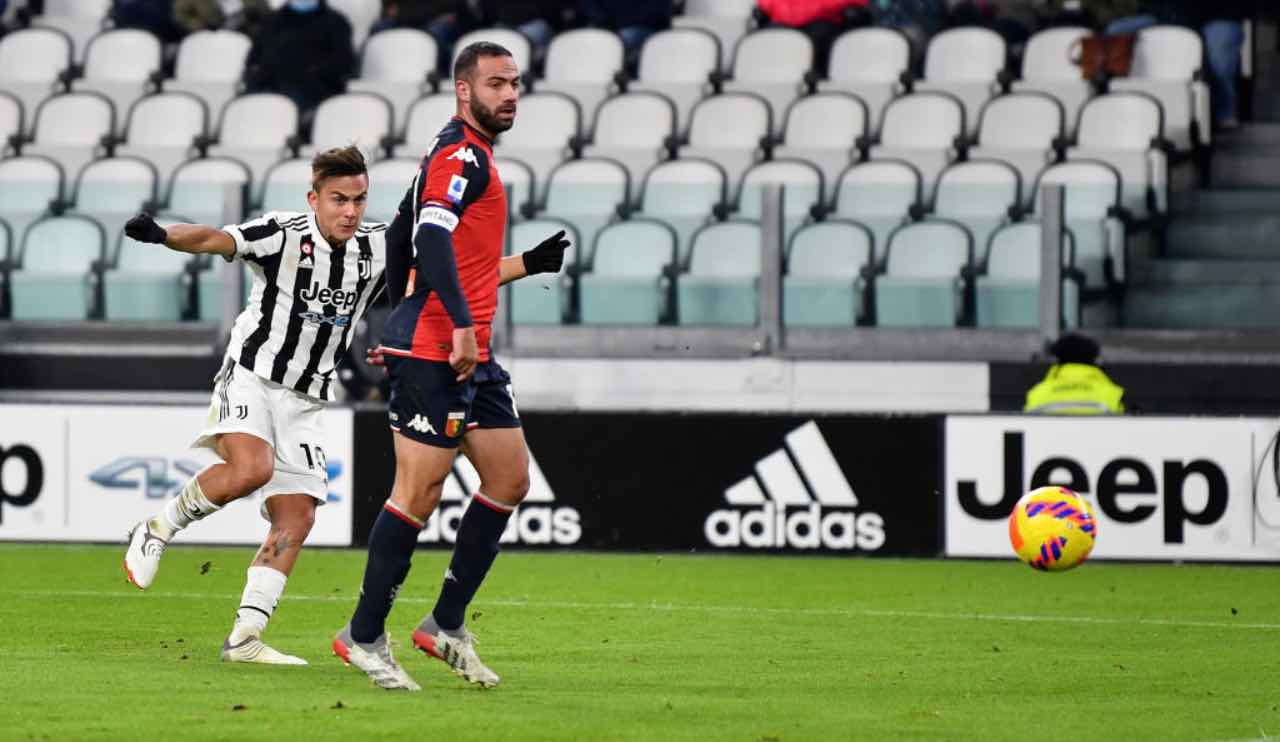 Juventus-Genoa, Dybala calcia in porta