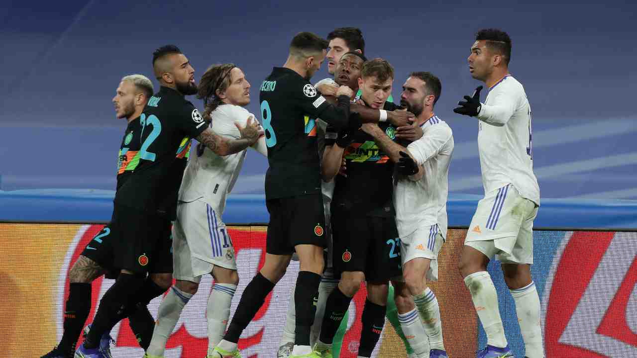 Real Madrid-Inter scontro tra i giocatori