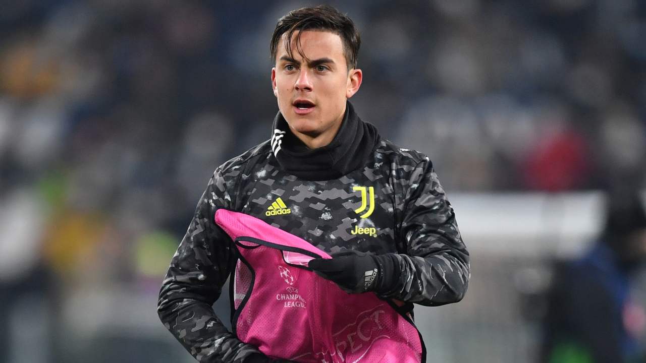 Paulo Dybala durante il riscaldamento