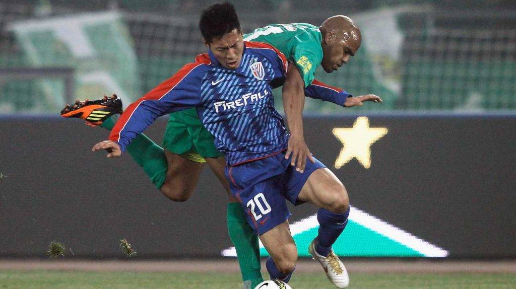 Reinaldo e Wu Xi in campo