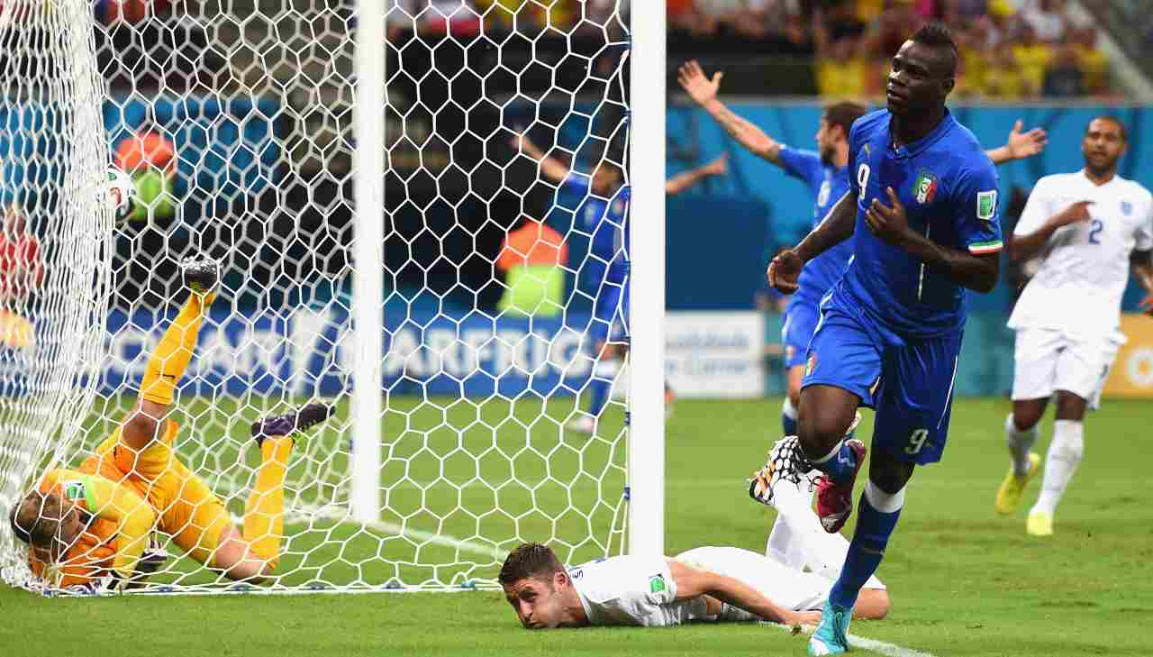 Mario Balotelli segna all'Inghilterra Mondiali 2014