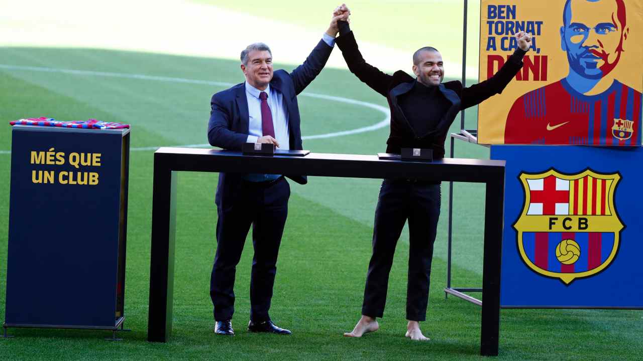 Laporta durante la presentazione di Dani Alves