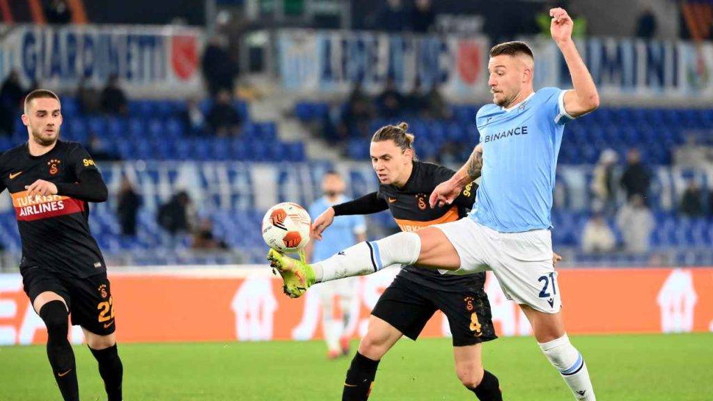 Un'azione di gioco tra Lazio e Galatasaray