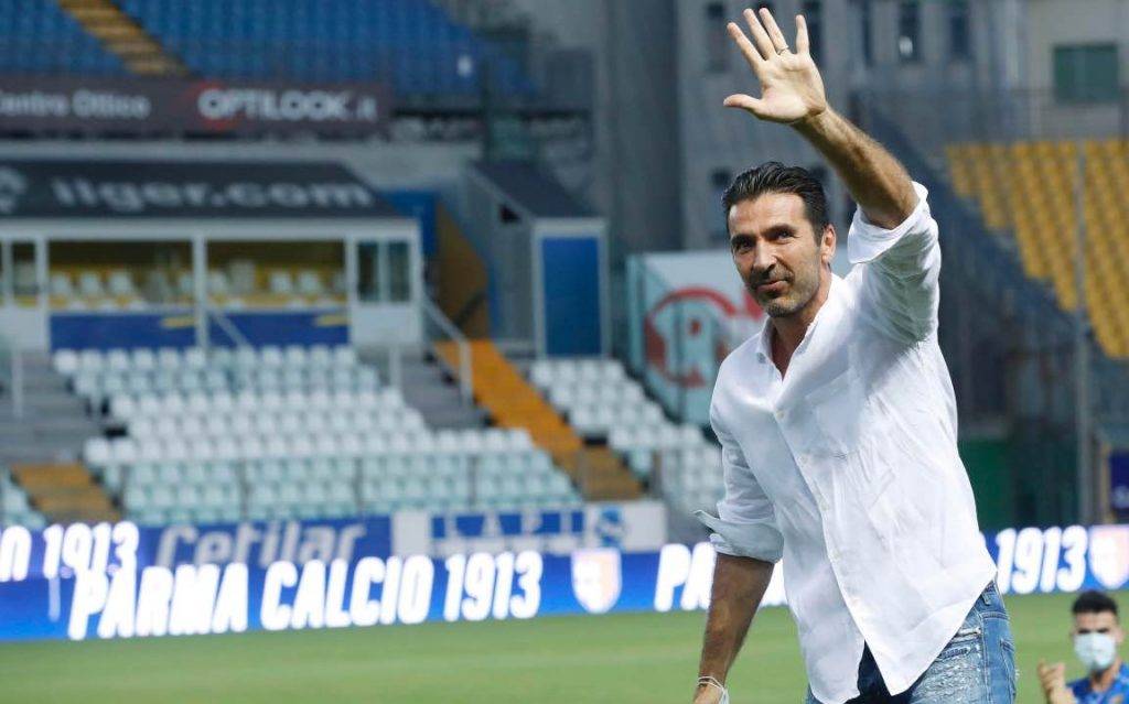 Buffon saluta i tifosi