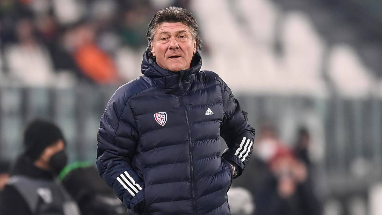 Walter Mazzarri osserva dalla panchina del Cagliari