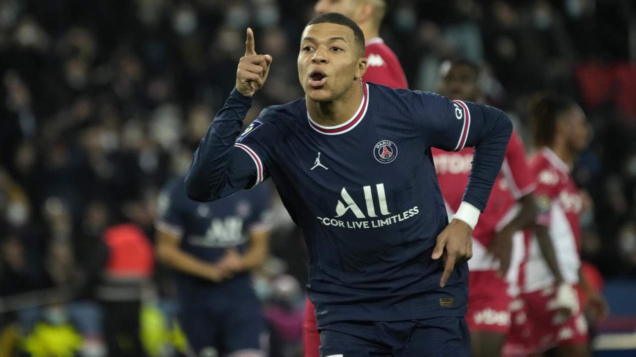 Kylian Mbappé esulta