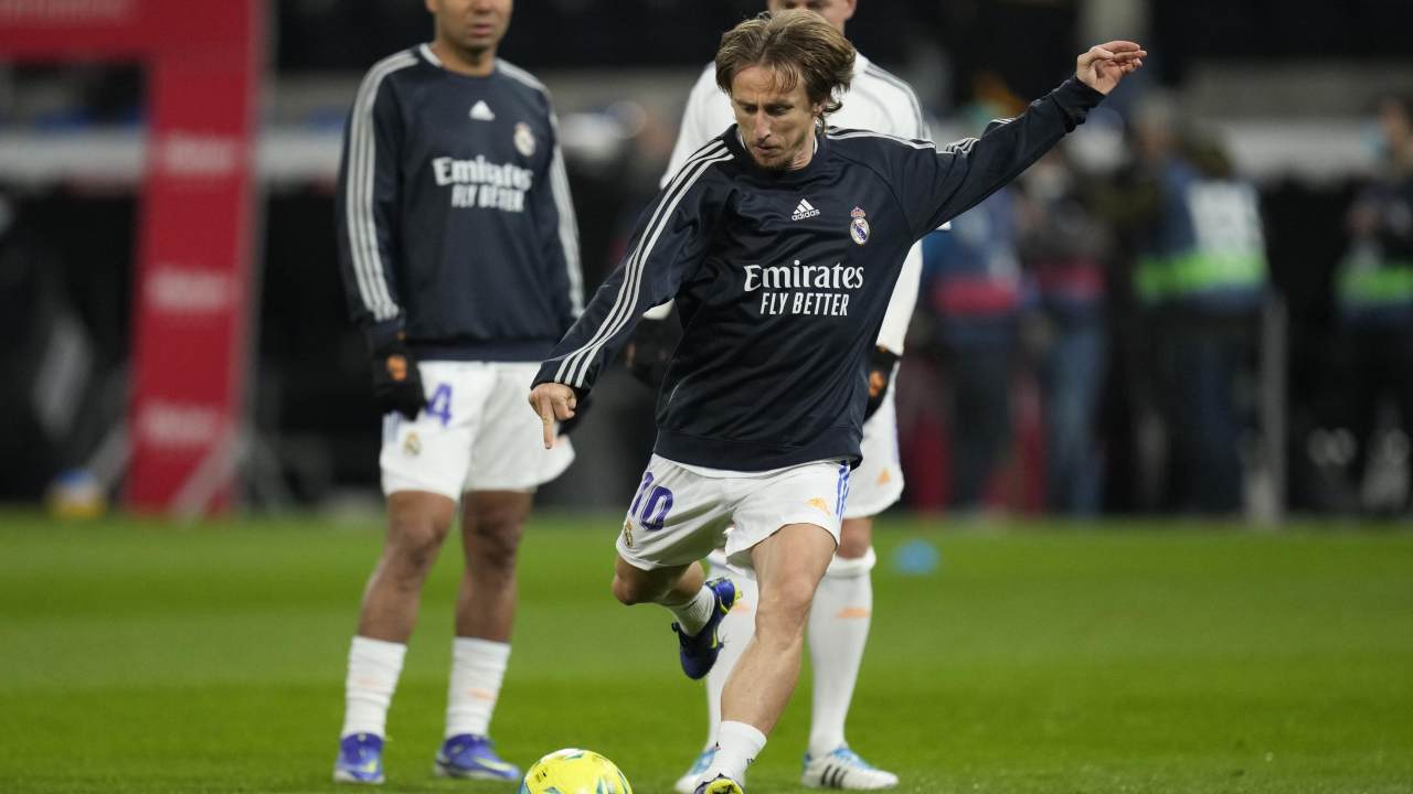 Modric calcia in porta durante il riscaldamento