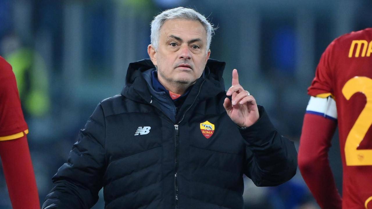 José Mourinho da indicazioni sulla panchina della Roma
