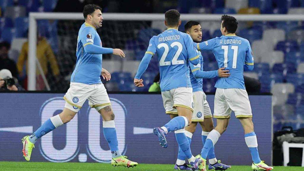 Ounas con i compagni del Napoli