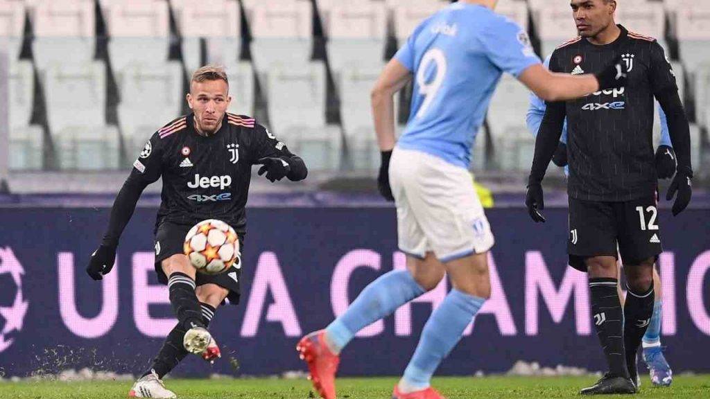 Arthur in azione con la Juventus