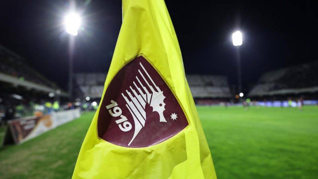 La bandierina dell'Arechi con lo stemma della Salernitana