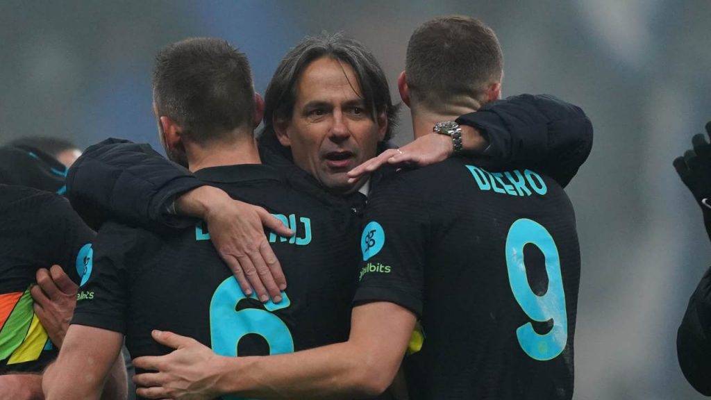 Simone Inzaghi abbraccia Dzeko e DeVrij dopo una vittoria dell'Inter