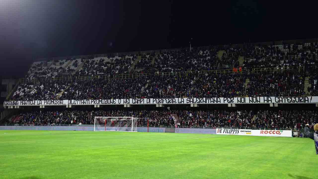 Uno striscione esposto dai tifosi della Salernitana prima della partita con l'Inter