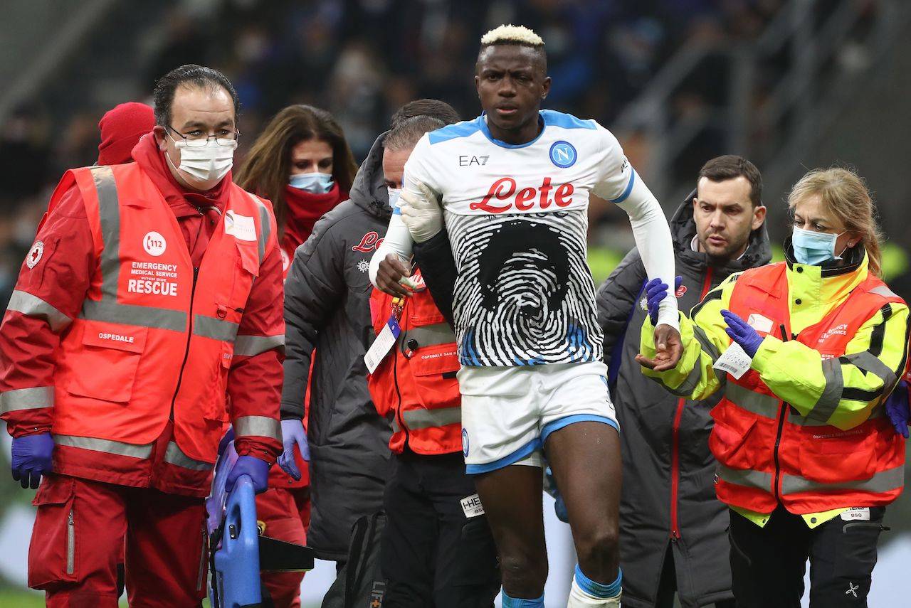 Victor Osimhen esce dal campo per infortunio