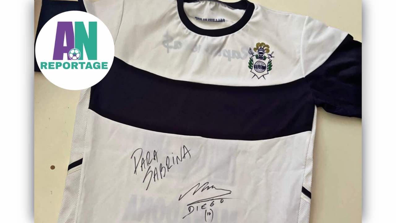 Maglia di Maradona al Gimnasia autografata