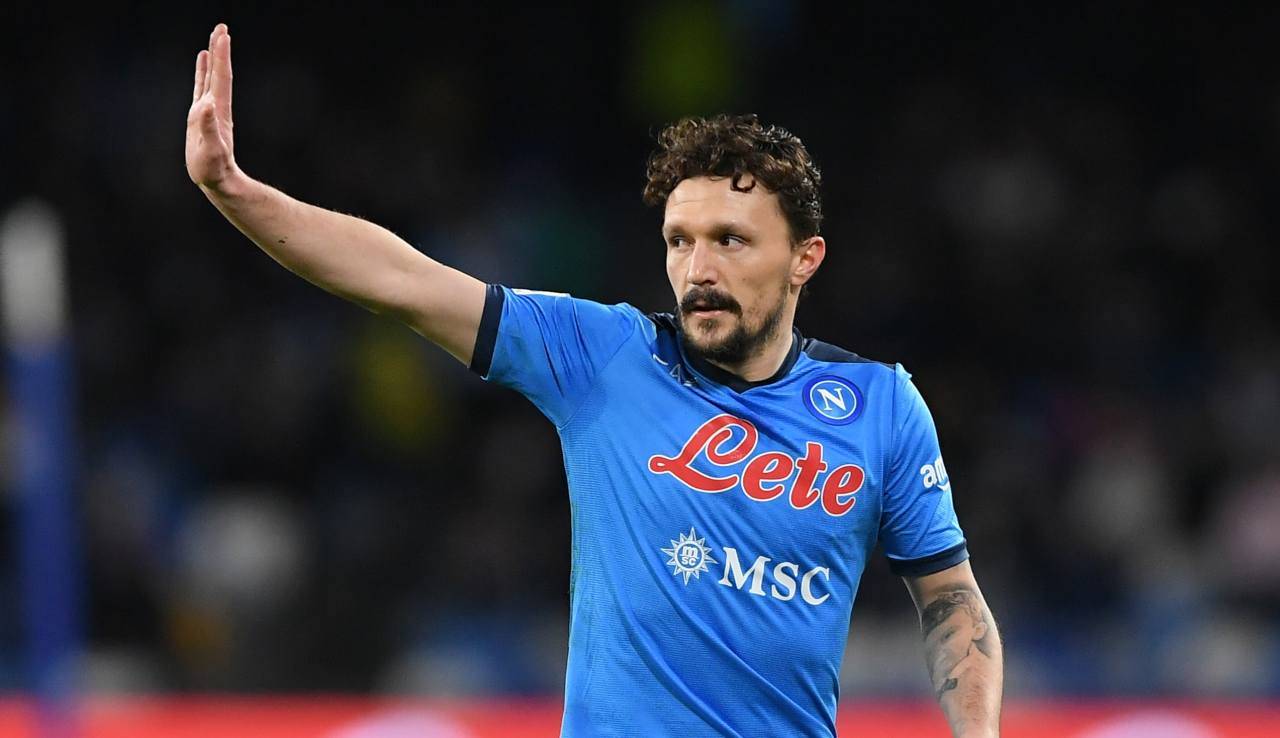 Napoli, Mario Rui alza il braccio