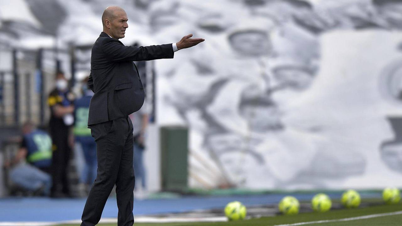 Zidane indica verso il campo con la mano