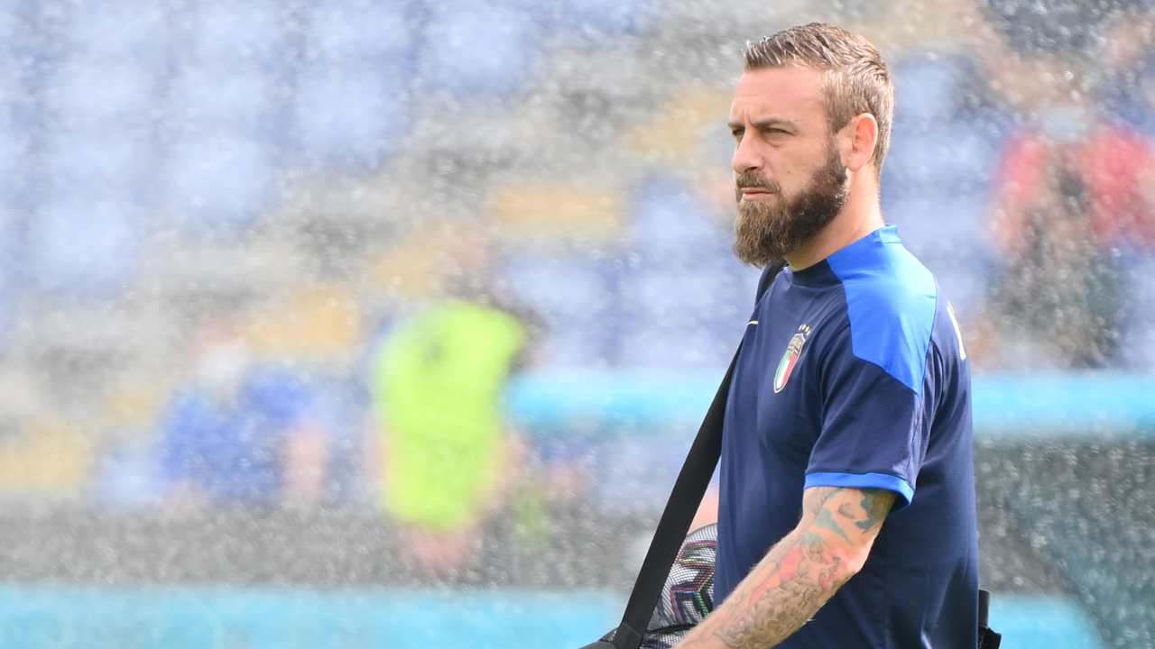 De Rossi cammina sul campo da gioco e guarda avanti Italia