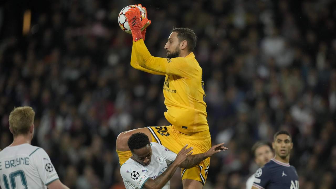 Donnarumma salta e prende il pallone PSG