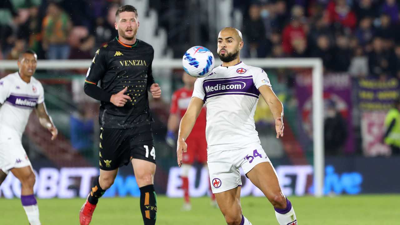 Amrabat stoppa il pallone con il petto Fiorentina