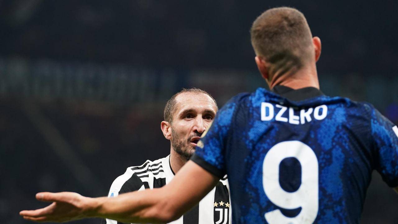 Dzeko allarga le braccia, Chiellini sullo sfondo