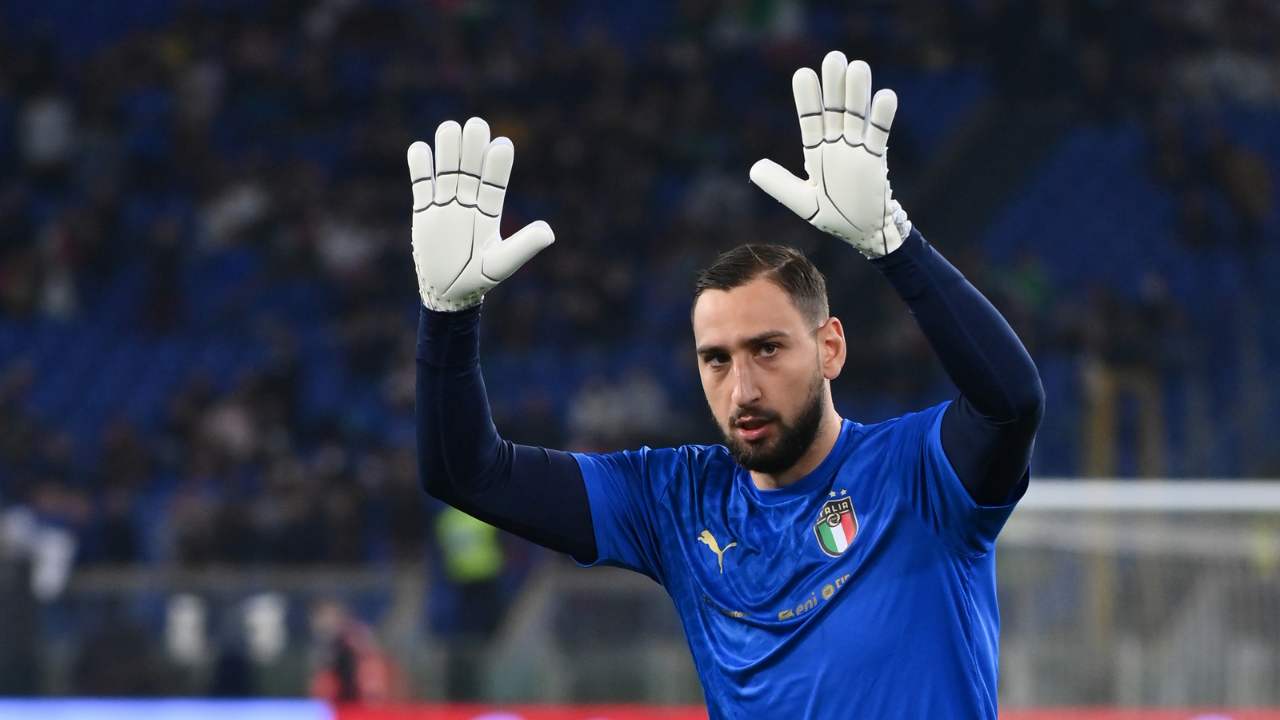 Gianluigi Donnarumma salue les supporters italiens