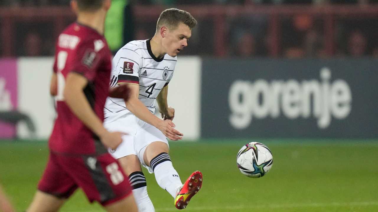 Ginter calcia il pallone Borussia Monchengladbach