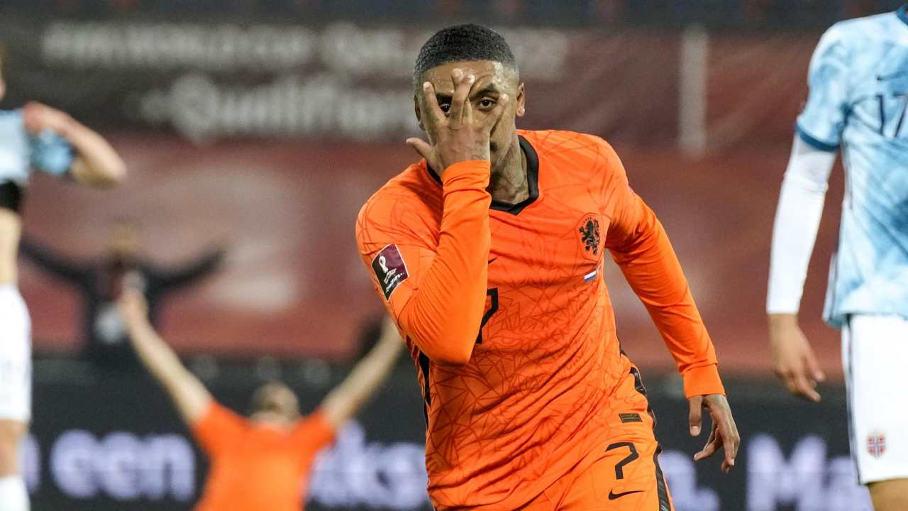 Steven Bergwijn esulta dopo il gol con la mano Olanda