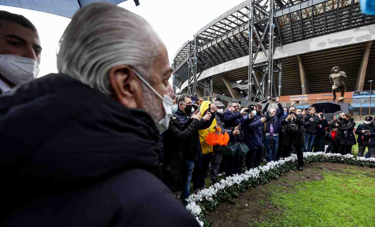 De Laurentiis osserva la statua di Maradona