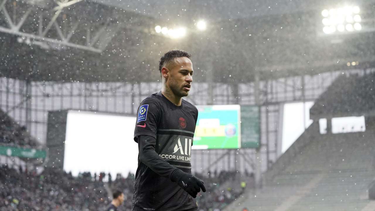 Neymar cammina sotto la pioggia in campo PSG