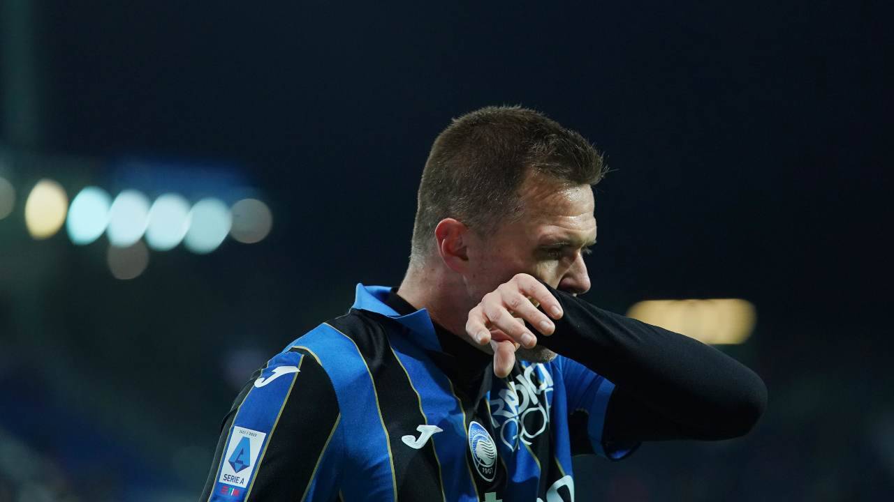 Ilicic porta il braccio verso il volto Atalanta