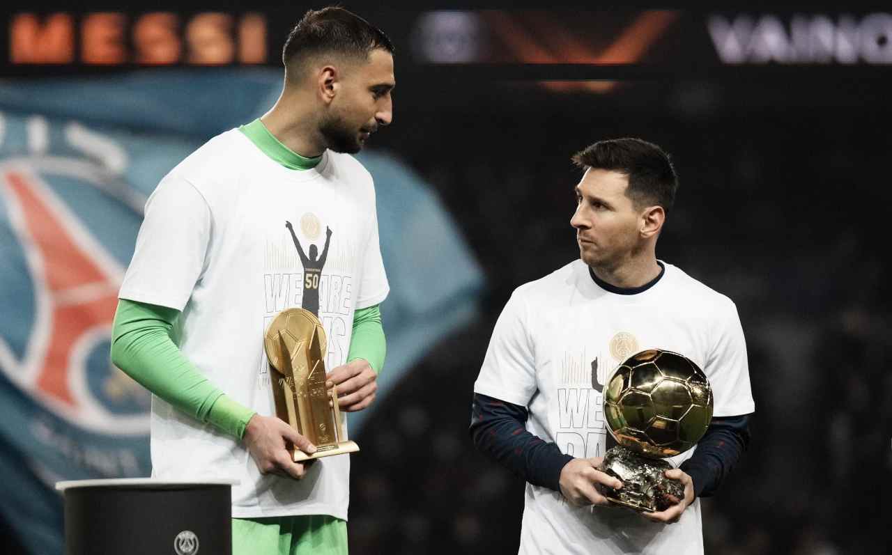 Donnarumma e Messi si guardano 