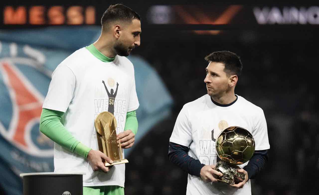 Donnarumma e Messi insieme coi trofei personali