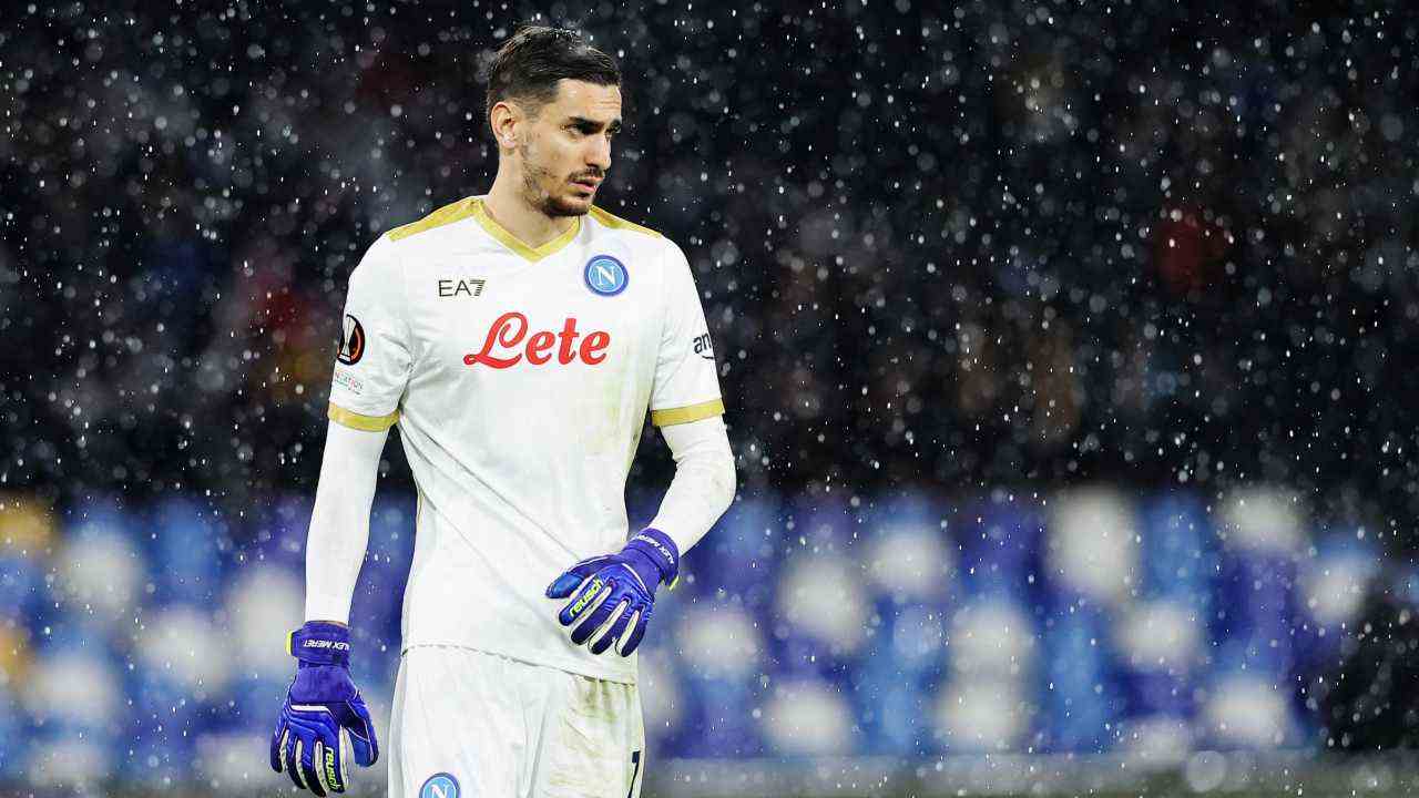 Meret guarda di lato Napoli