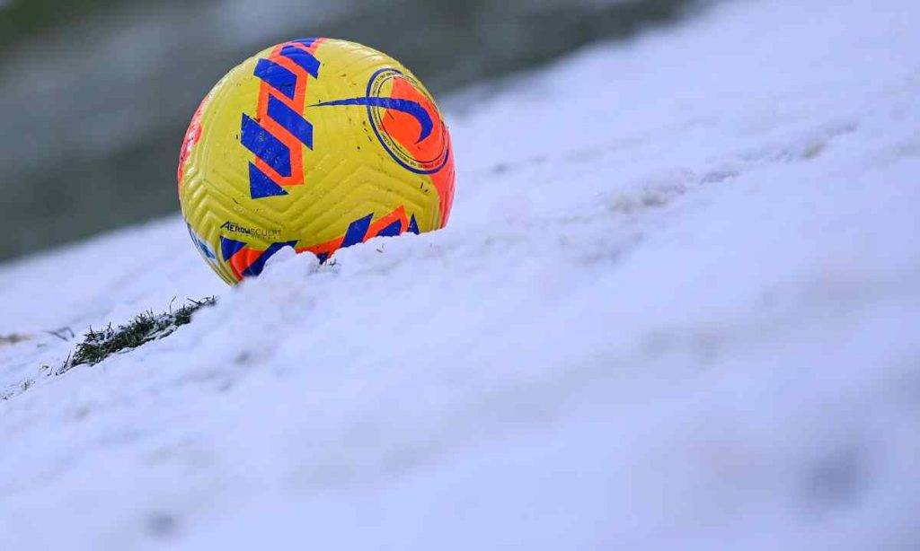 pallone da calcio neve